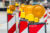 Markt Bautätigkeit Warnlichter Absperrung Baustelle Straße (Copyright: istock.com/Symbiont)