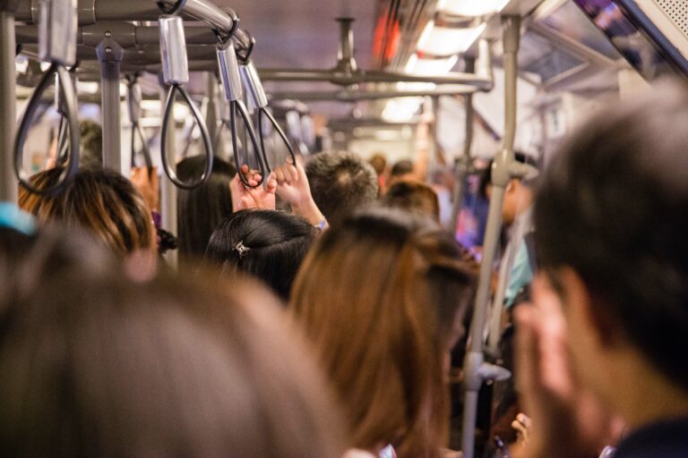 Steuer Verkehrssteuer Berufsverkehr Metro Zug Tram(Copyright: istock.com/ThaiBW)