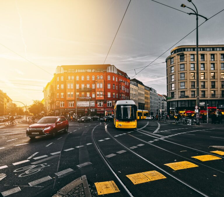 Blick auf eine Berliner Straßenkreuzung/Photo by Gilly on Unsplash